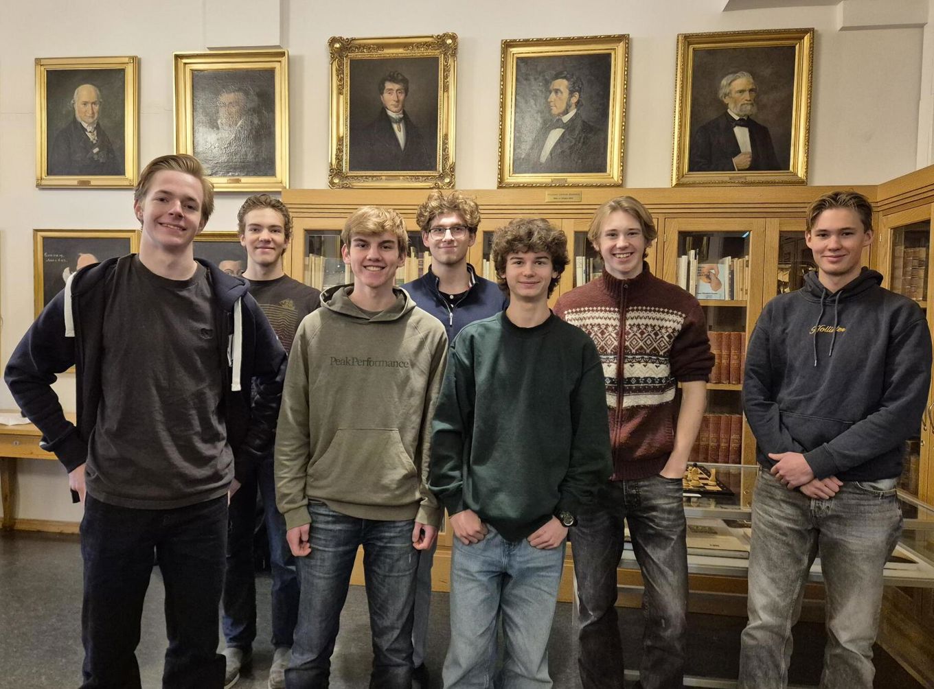 Foto: Kari Tormodsdatter Hylland en gruppe mennesker som poserer for et bilde