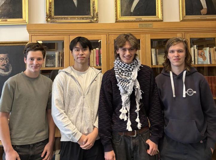 en gruppe mennesker som poserer for et bilde