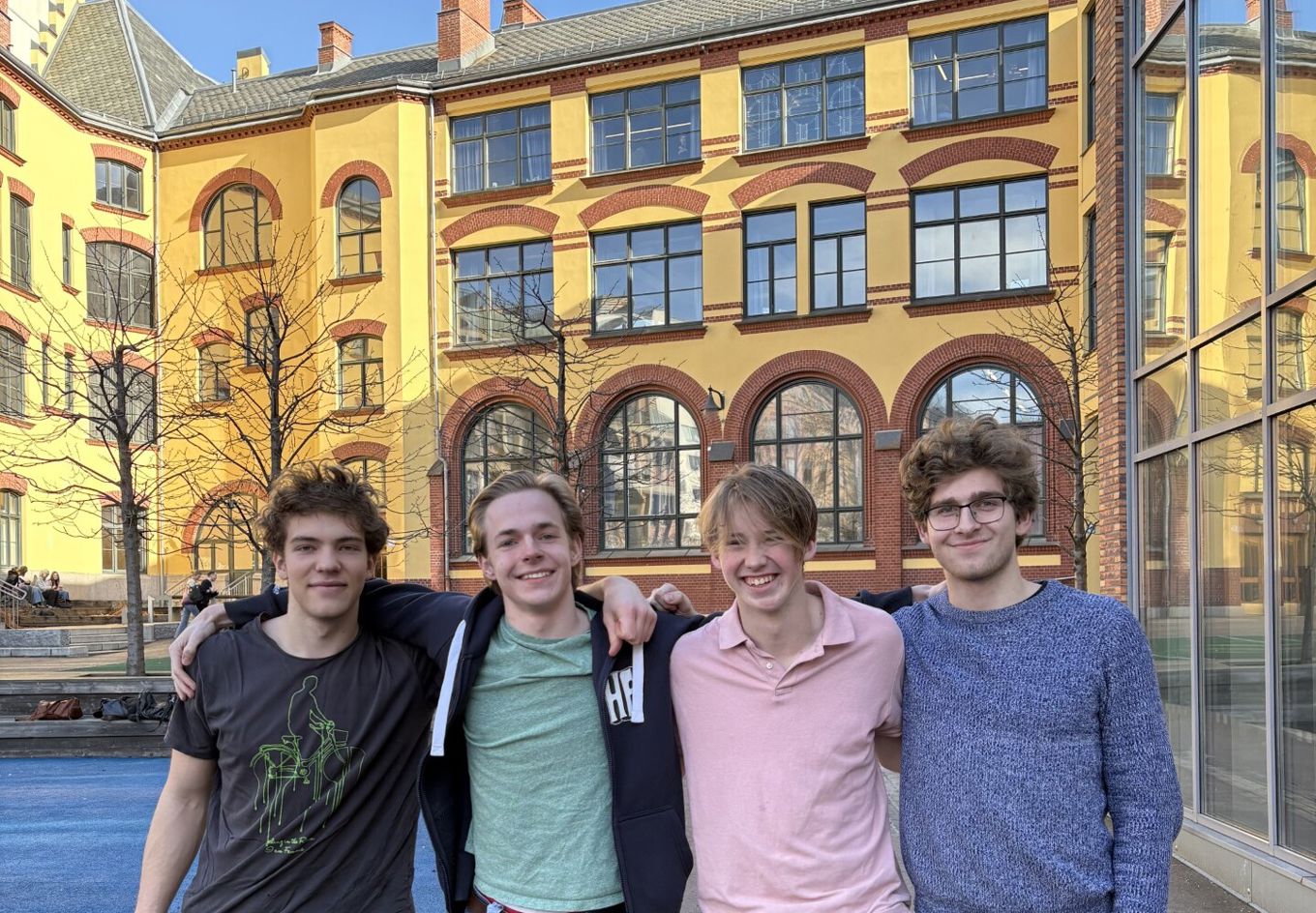 Foto: Regine Lundevall Bergersen en gruppe mennesker som poserer for et bilde foran en bygning