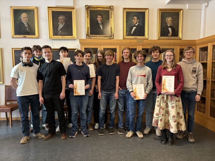 en gruppe mennesker som poserer for et bilde