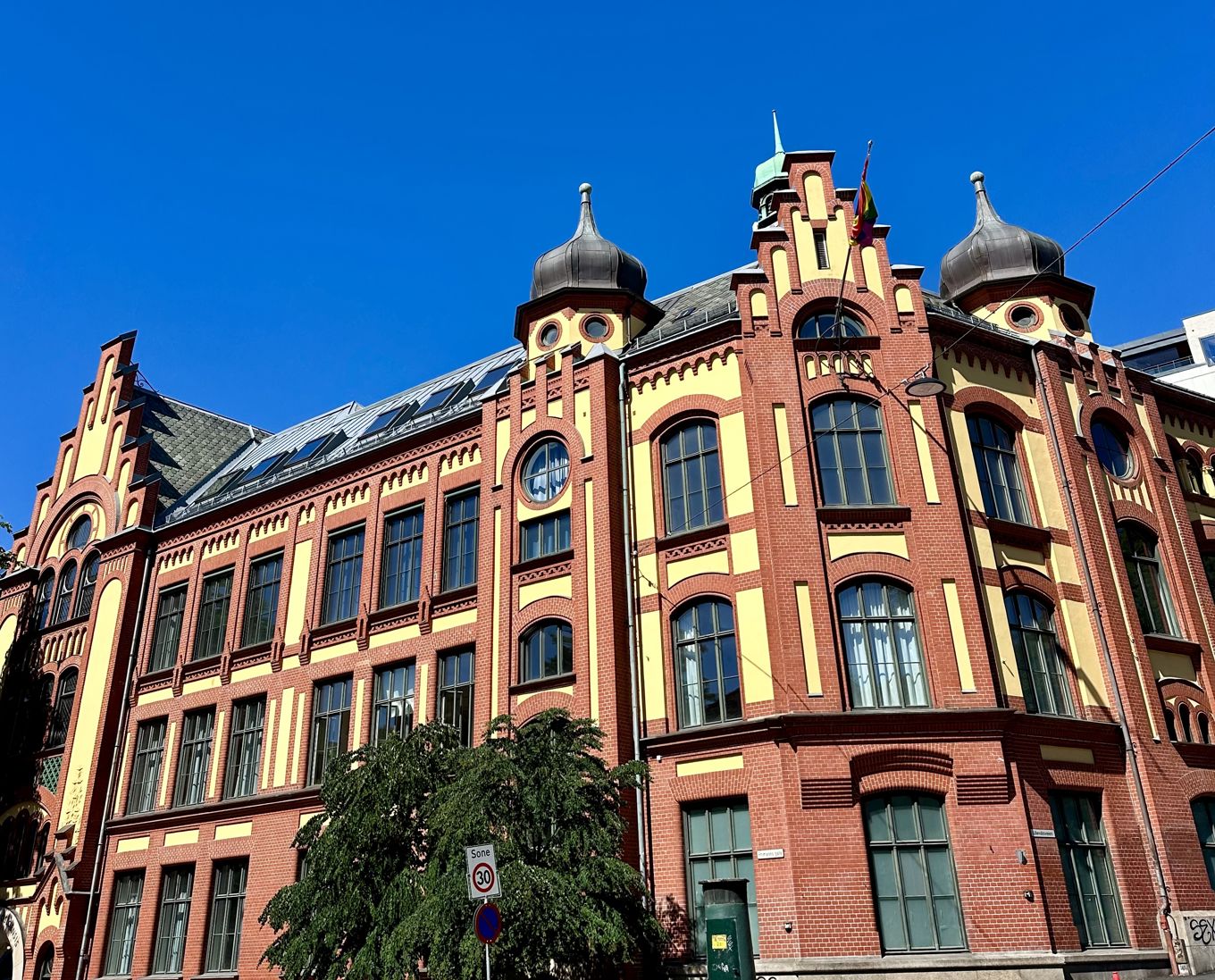 Foto: Regine Lundevall Bergersen En stor murbygning