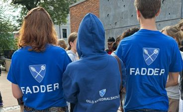 En gruppe mennesker iført blå skjorter