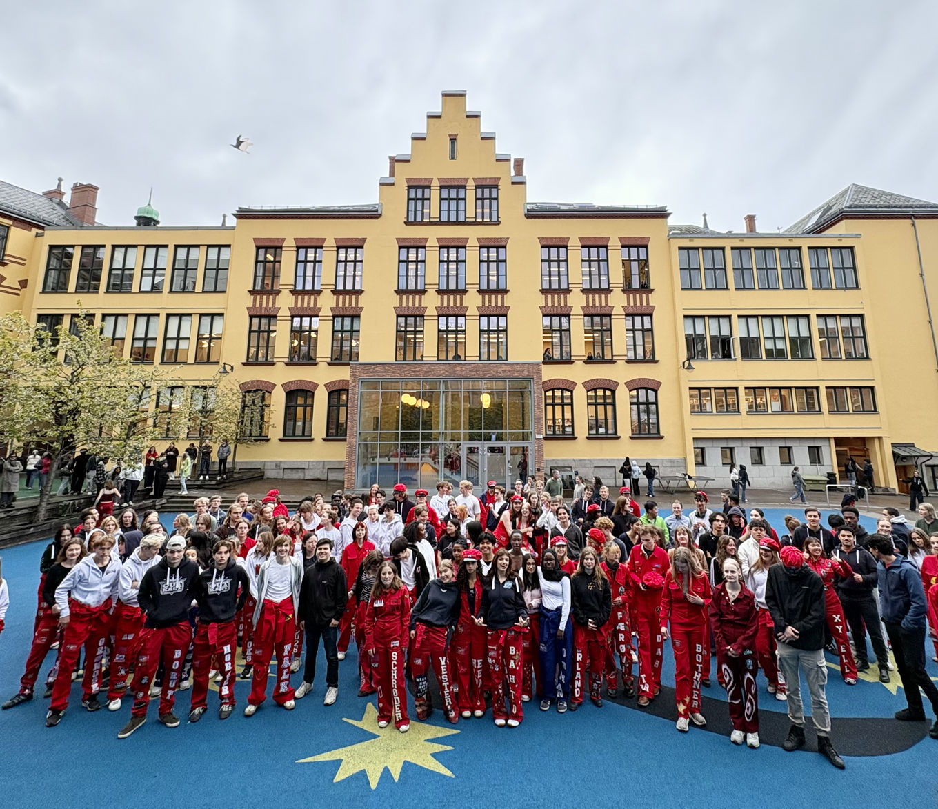 En gruppe mennesker i uniform foran en bygning