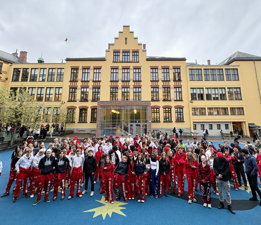 Foto: Regine Bergersen Lundevall En gruppe mennesker i uniform foran en bygning