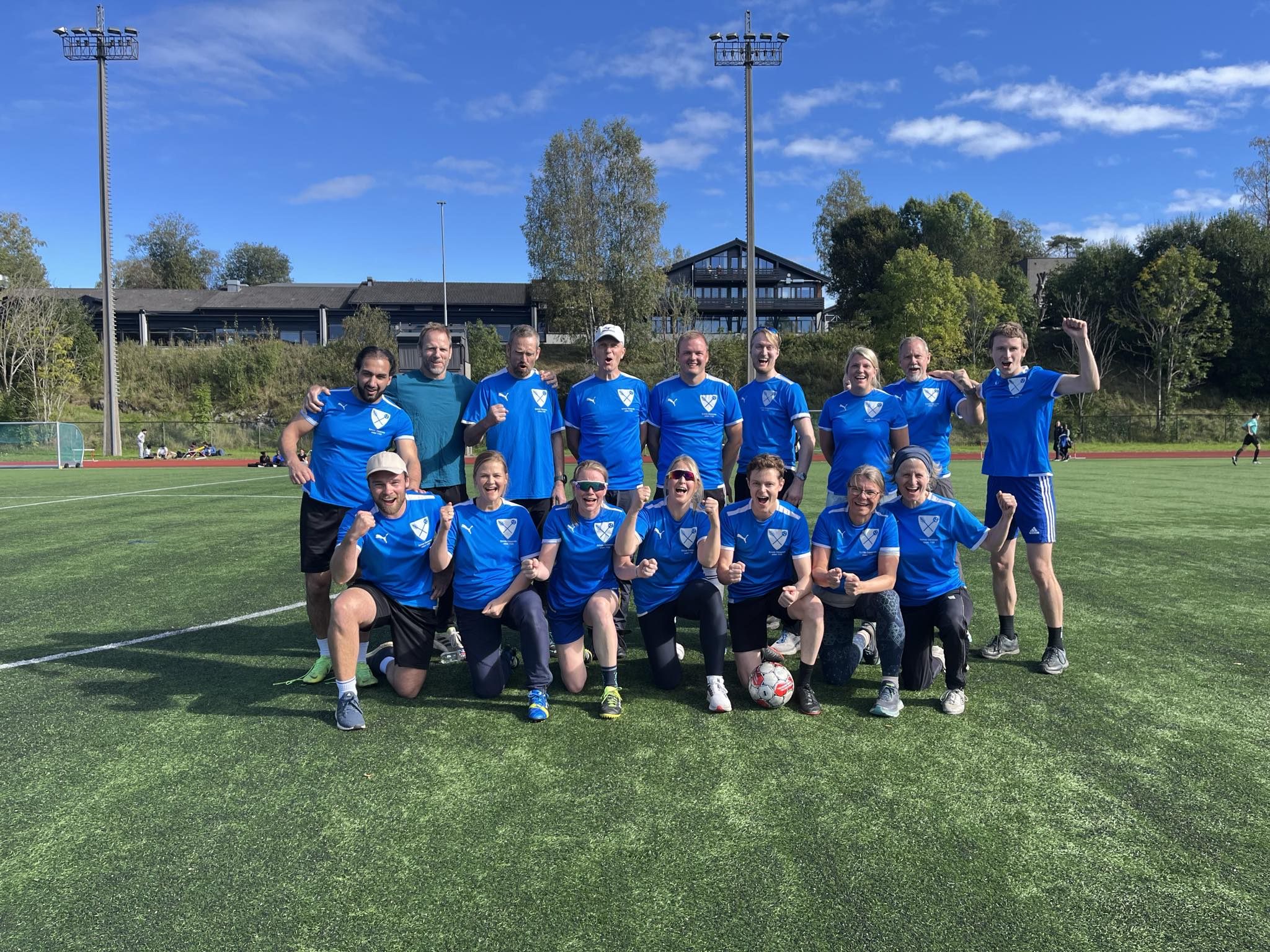 En gruppe personer som poserer for et bilde på et jorde