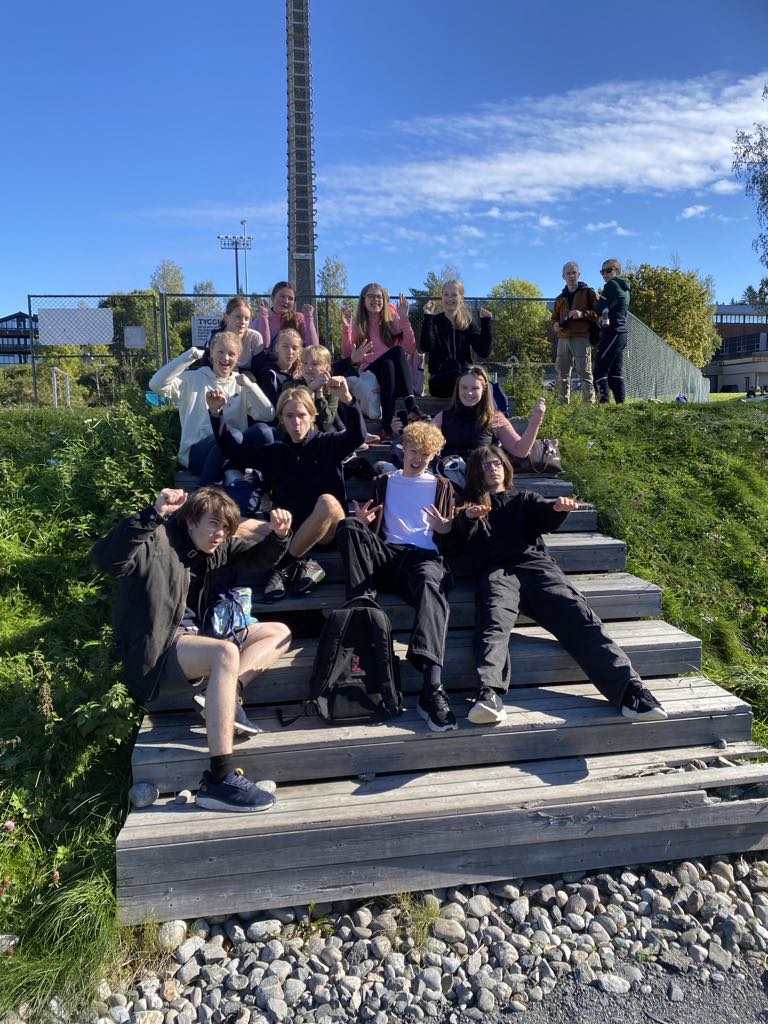 en gruppe mennesker som sitter i trapper