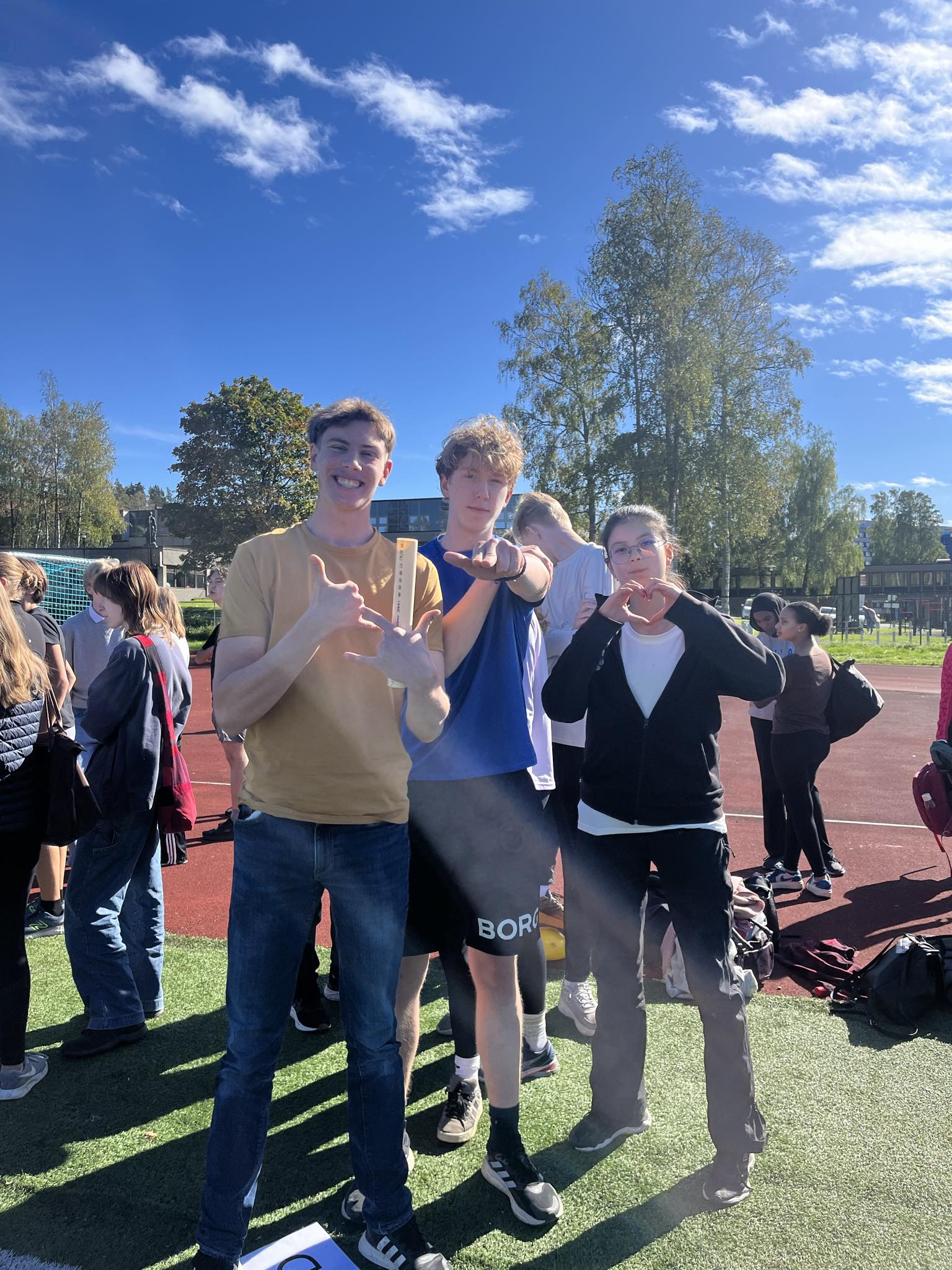 en gruppe menn som poserer for et bilde