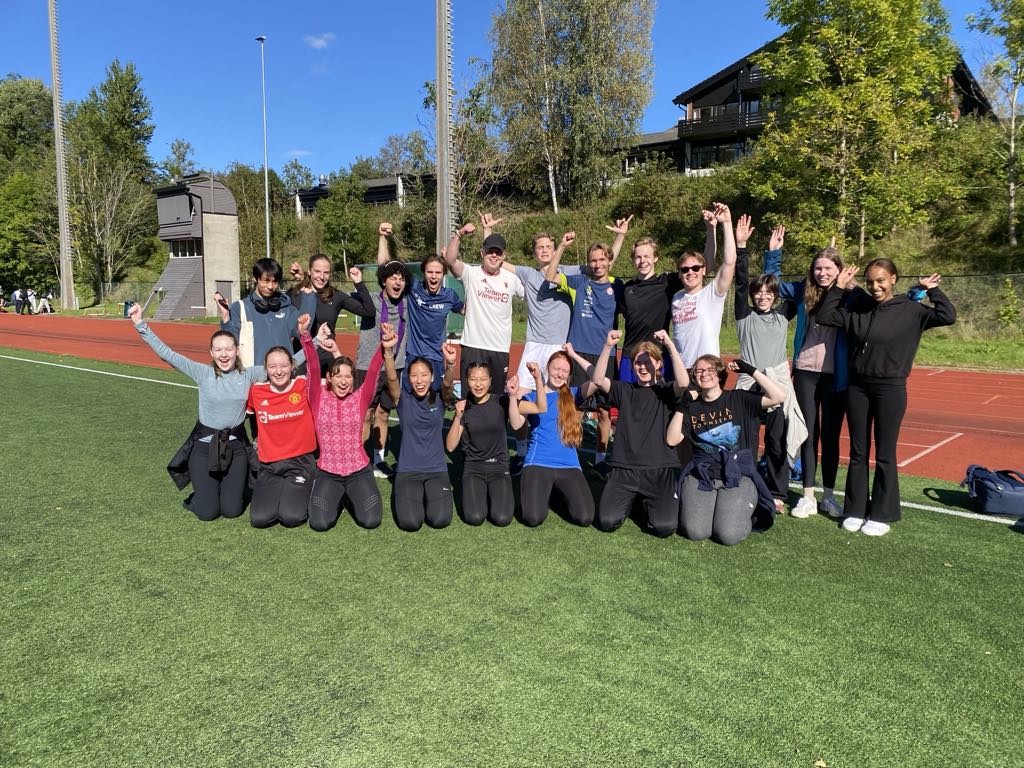 en gruppe mennesker som poserer for et bilde