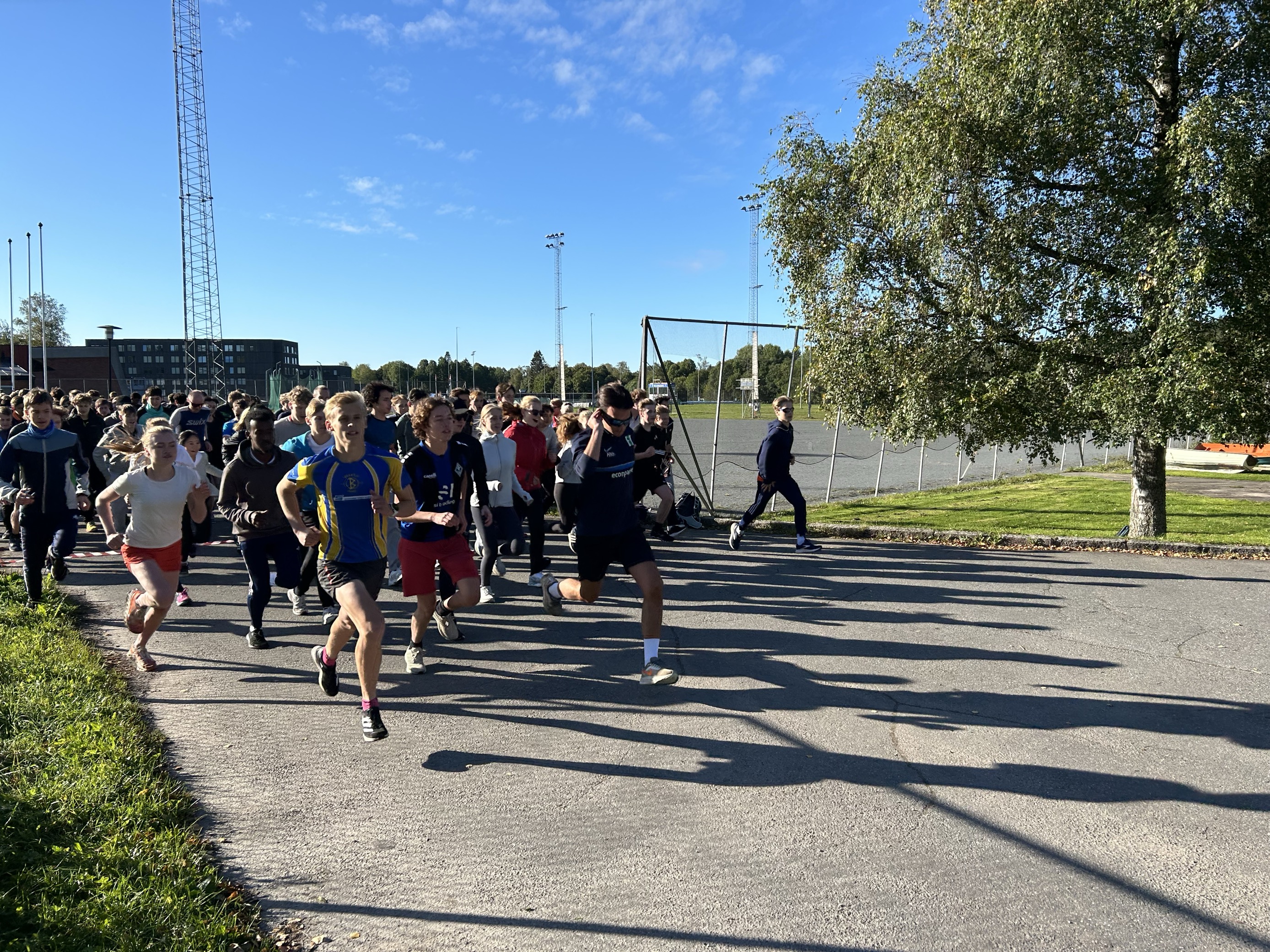 en gruppe mennesker som løper på en vei