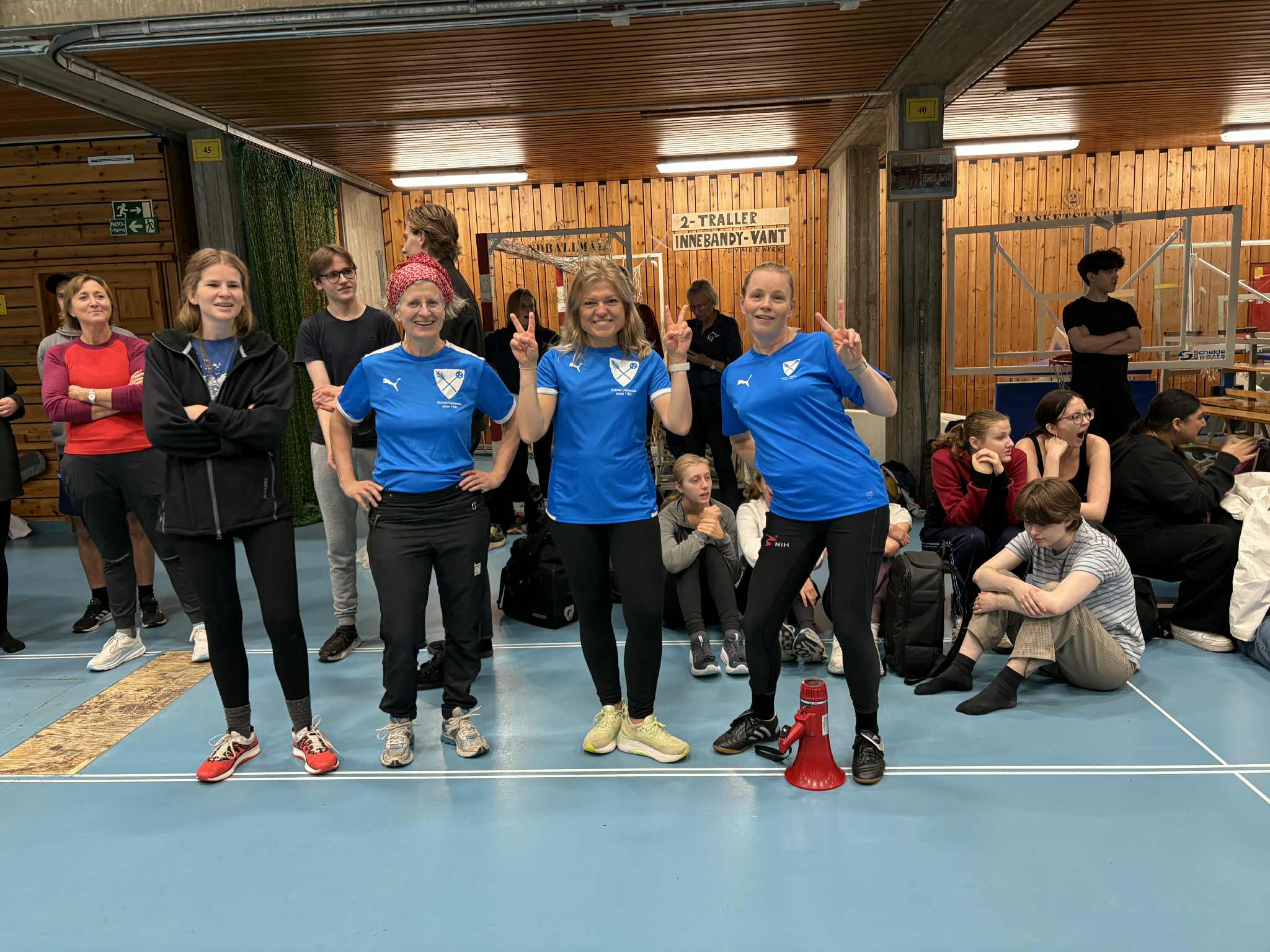 en gruppe mennesker som poserer for et bilde