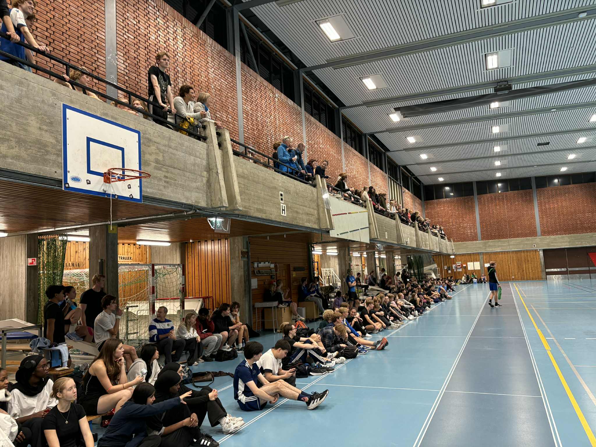 en gruppe mennesker som sitter i et treningsstudio