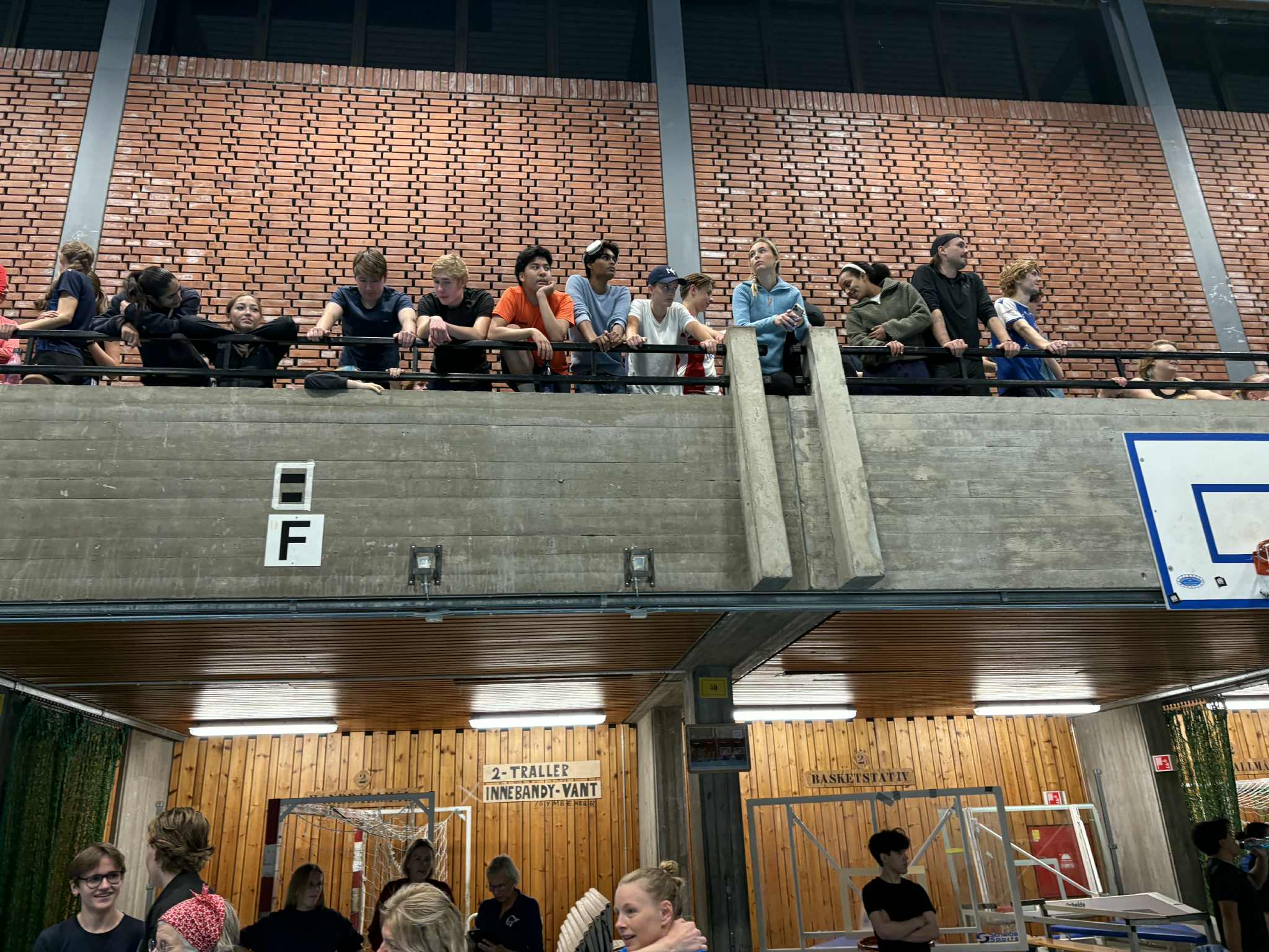 en gruppe mennesker som sitter på en vegg