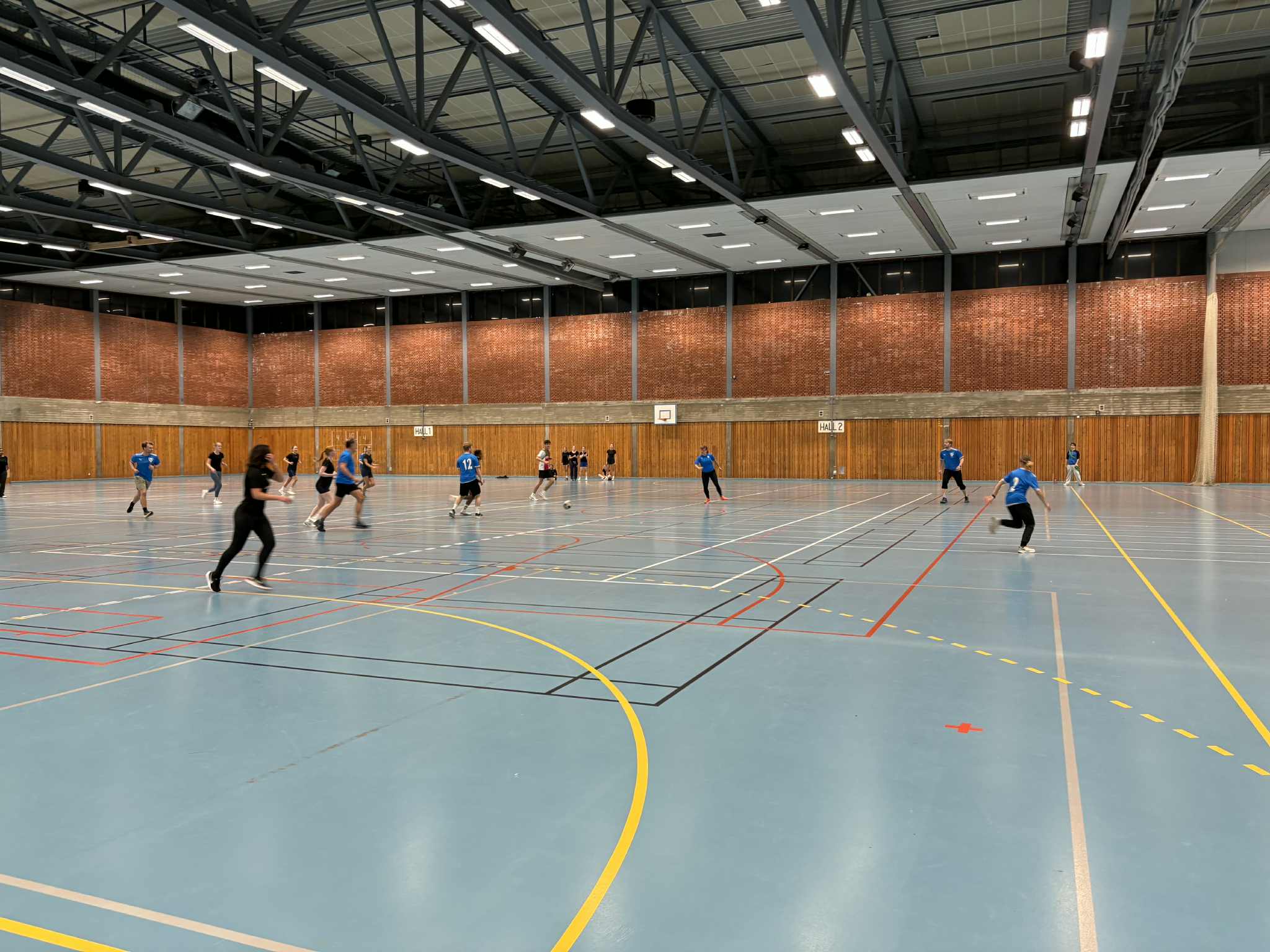 en gruppe mennesker som driver med en sport