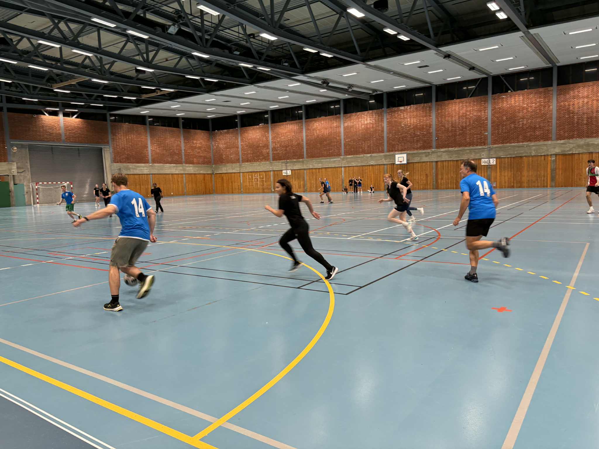 en gruppe mennesker som driver med en sport