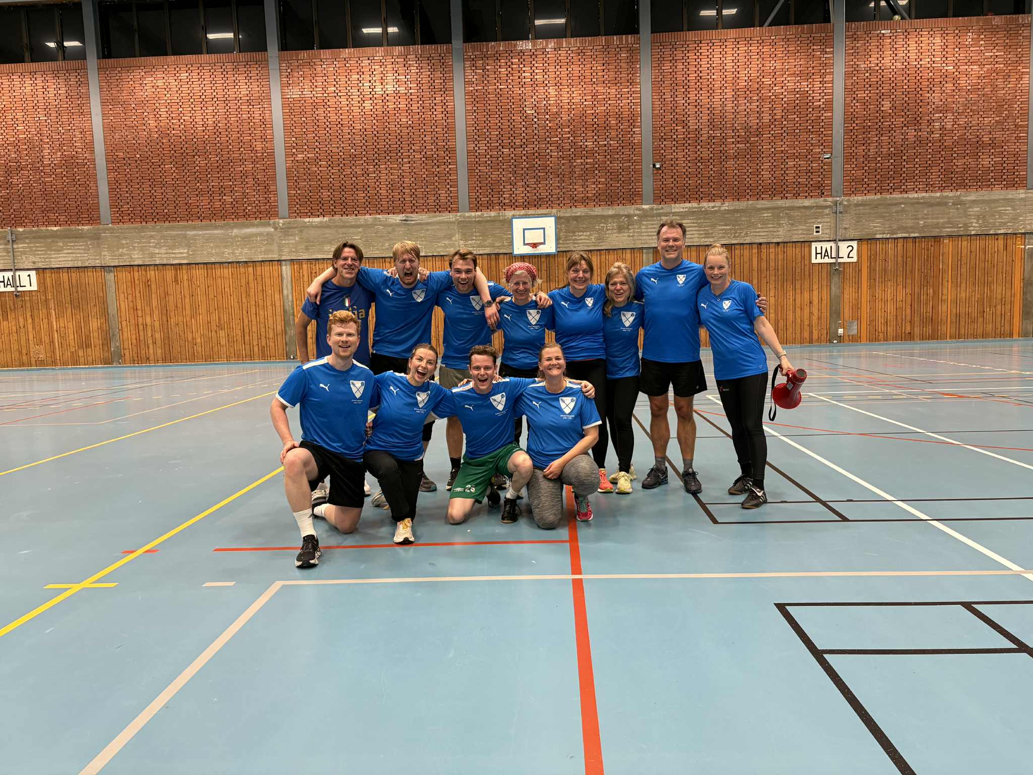 En gruppe mennesker i blå skjorter