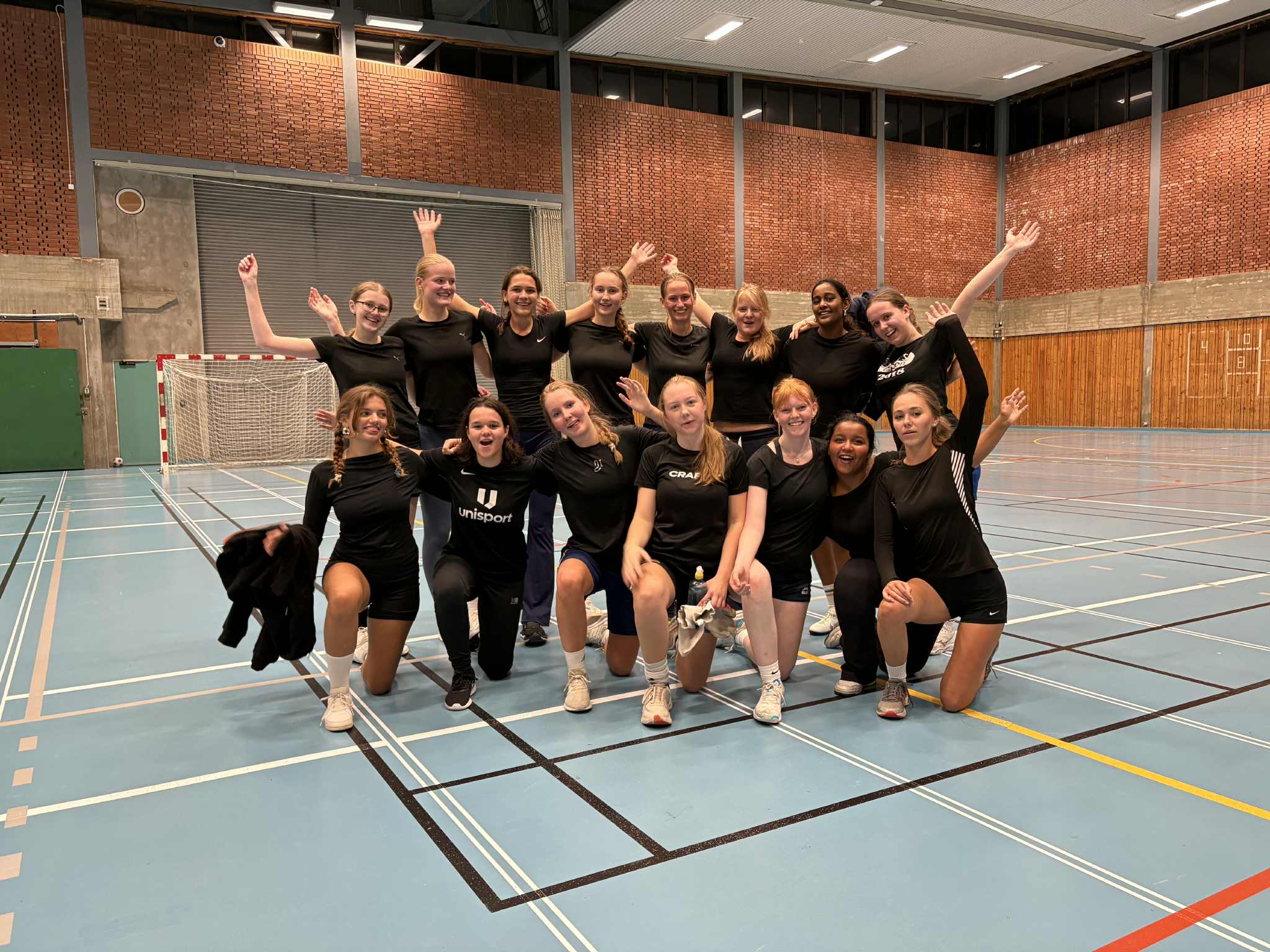 En gruppe personr i svarte uniformer