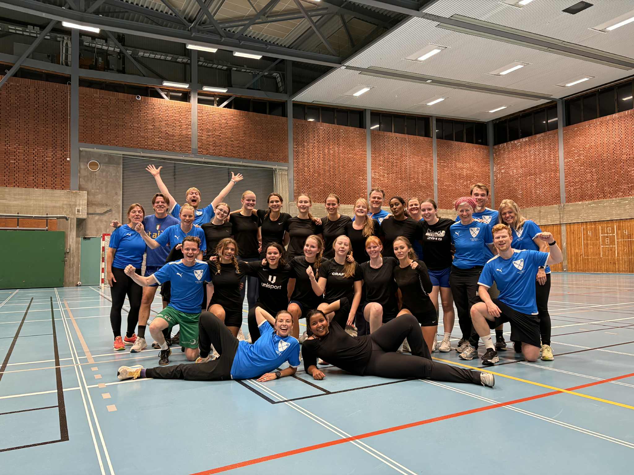 en gruppe mennesker som poserer for et bilde