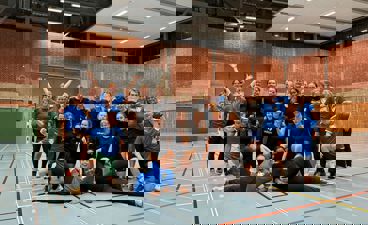 en gruppe mennesker som poserer for et bilde