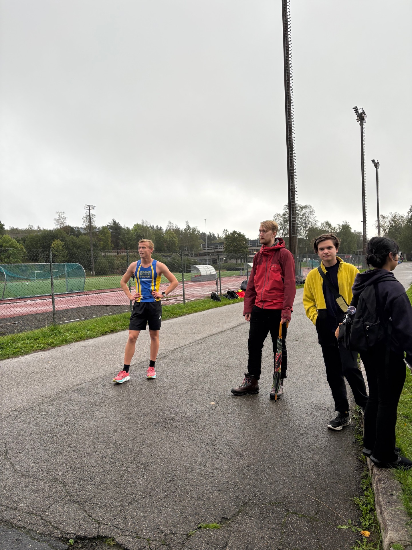 en gruppe mennesker på en vei