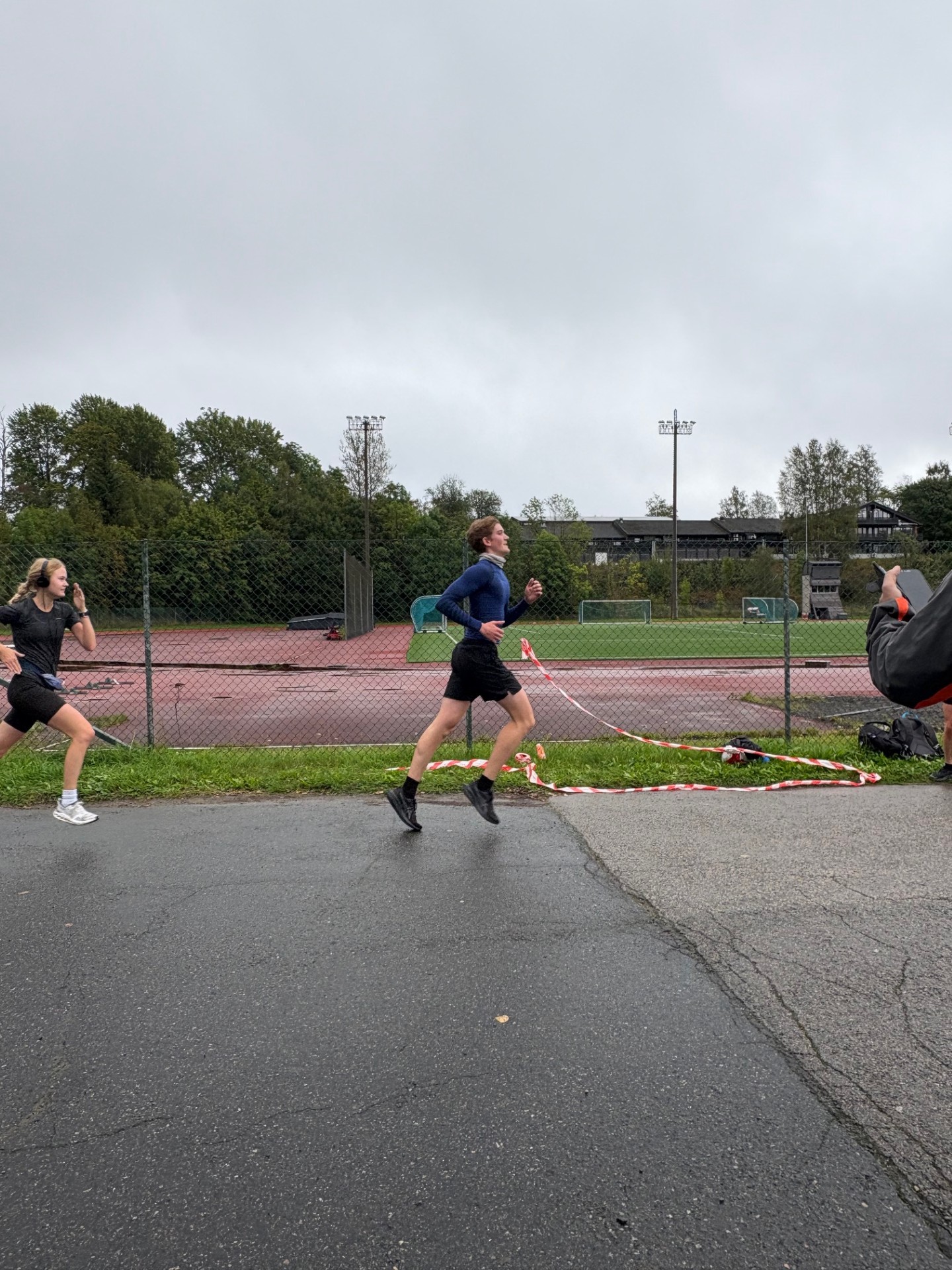 en person som løper på en bane