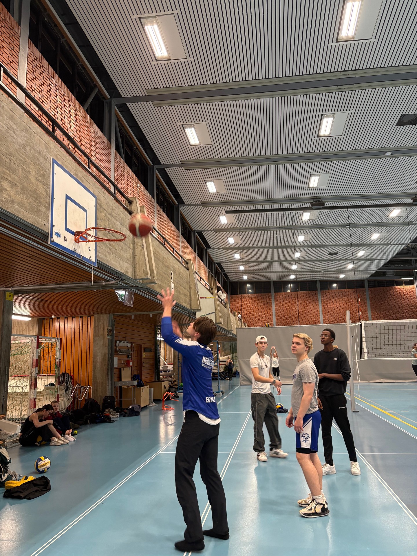 en gruppe mennesker i et treningsstudio