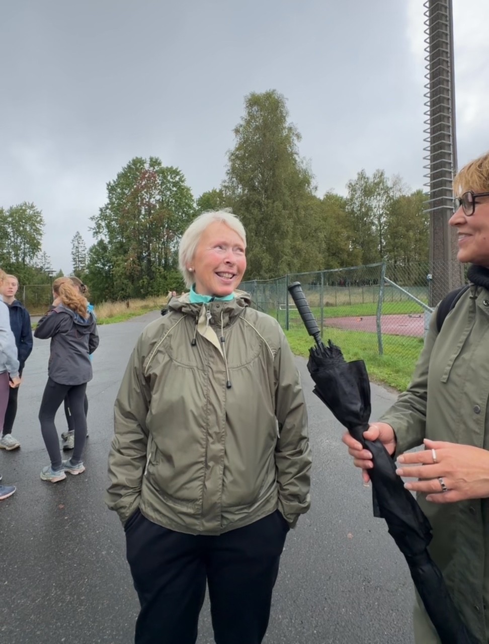 En person som holder en pistol