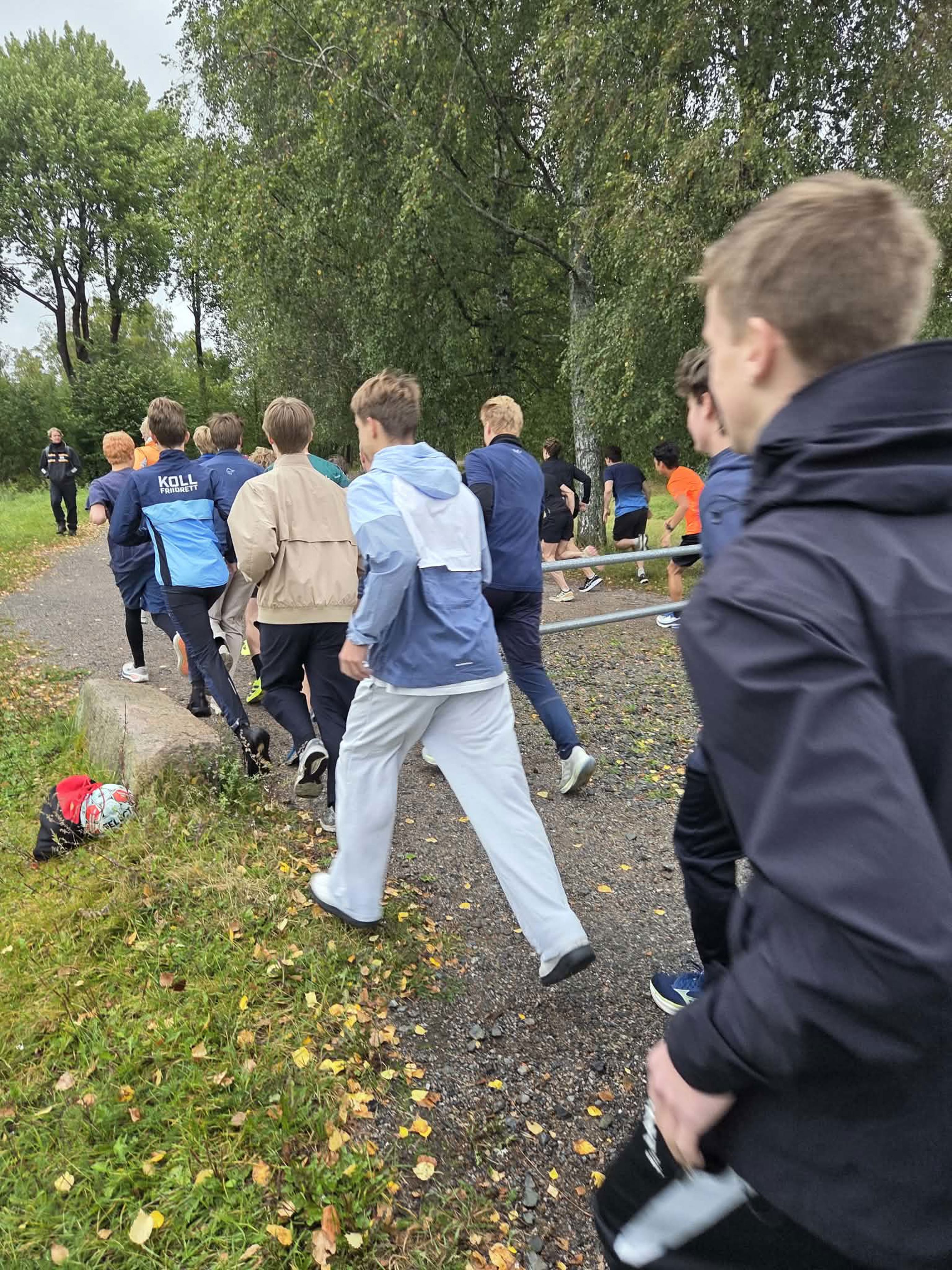 en gruppe mennesker som går på en sti