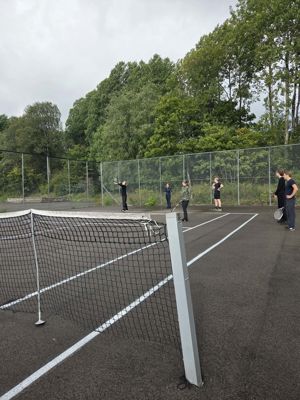 en gruppe mennesker som spiller volleyball