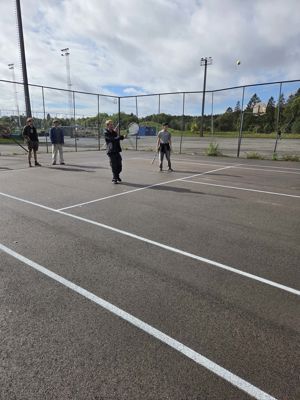 En gruppe mennesker på en bane