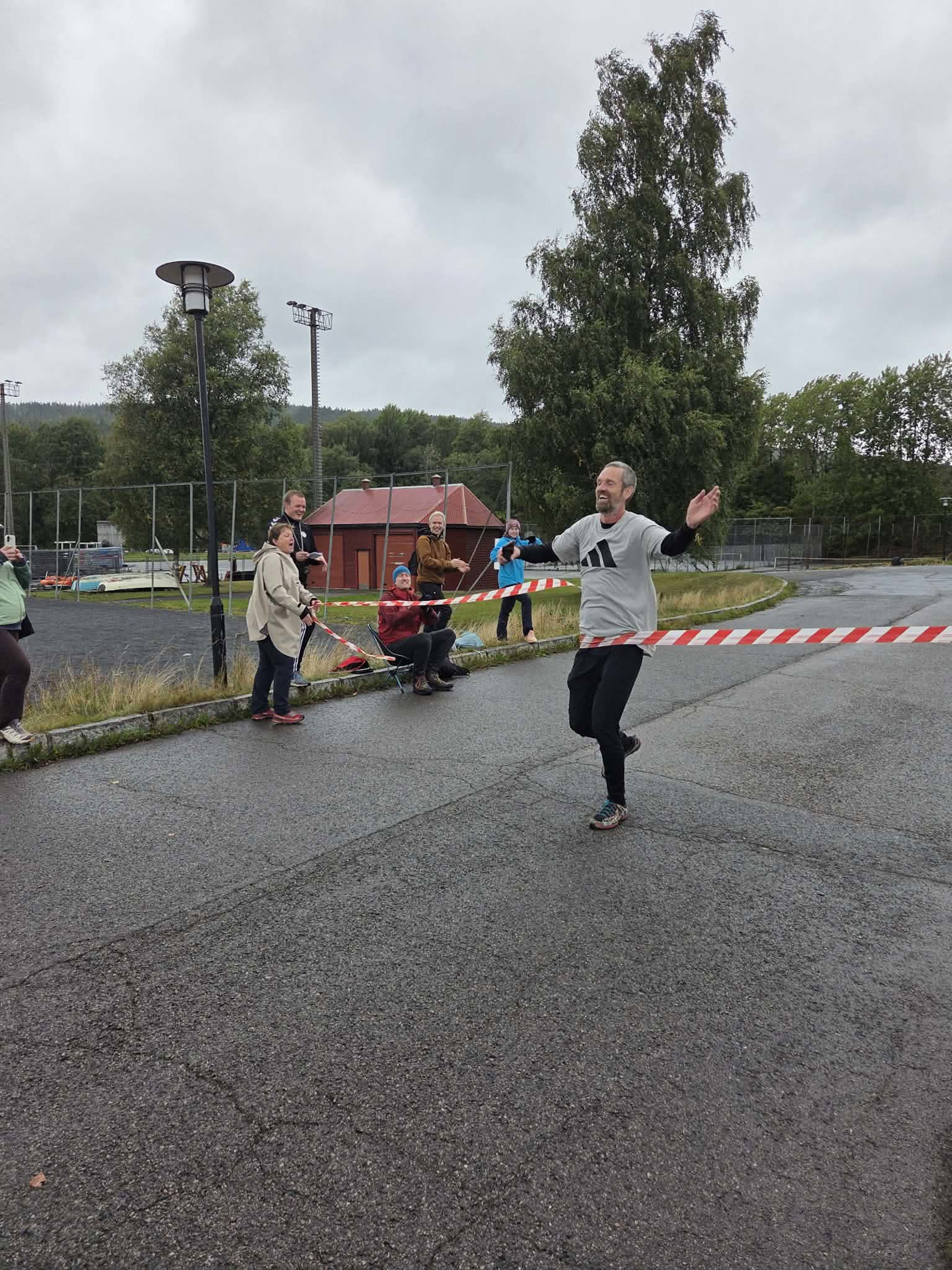 en person som løper på en vei