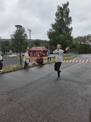 en person som løper på en vei
