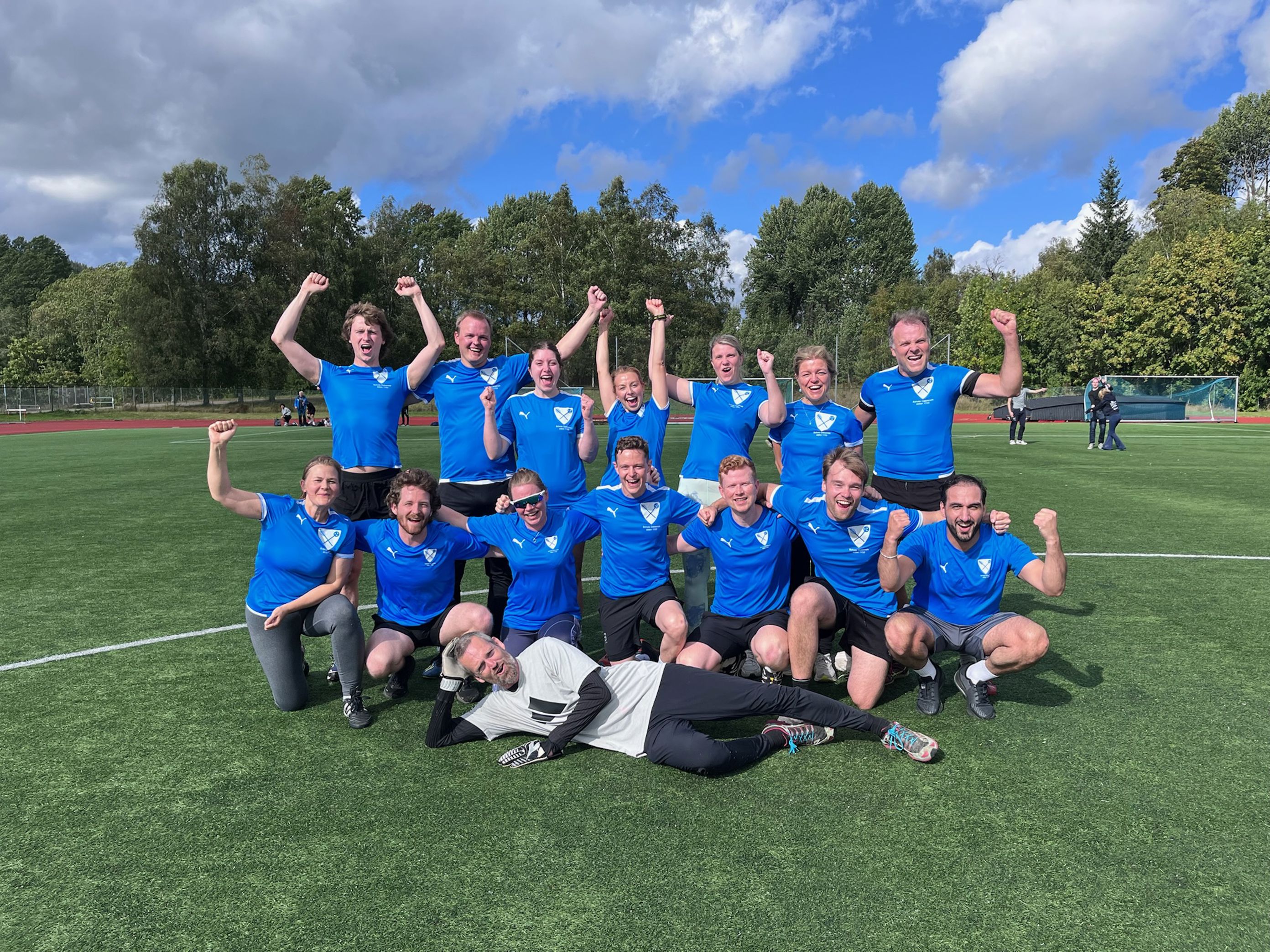 en gruppe mennesker som poserer for et bilde