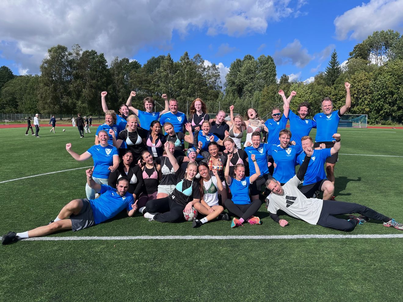 Foto: Runa Hovland en gruppe mennesker som poserer for et bilde på en jorde