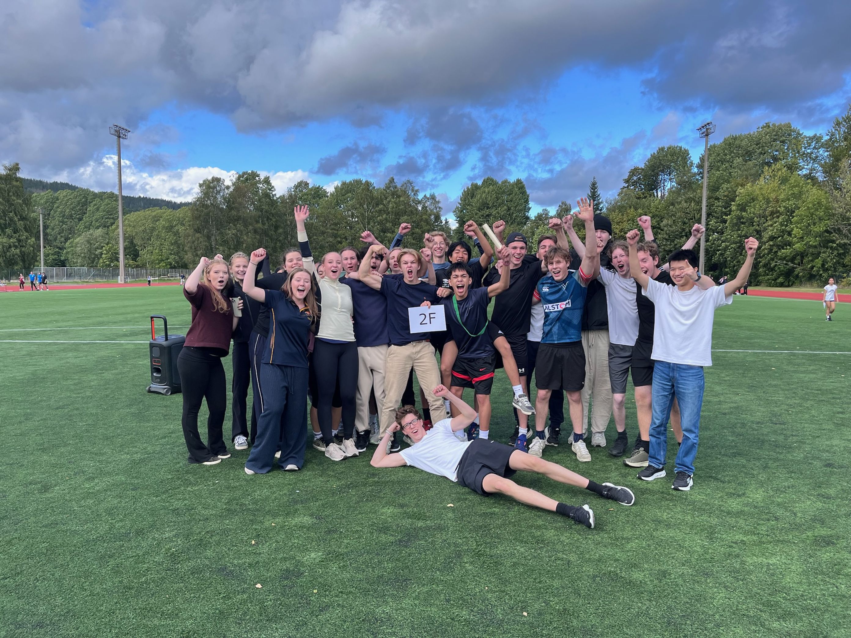 en gruppe mennesker som poserer for et bilde