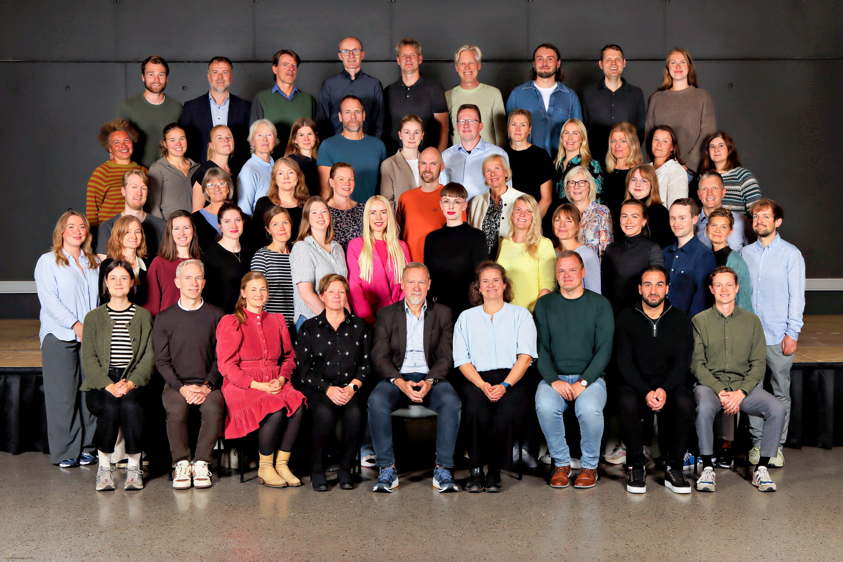 Foto: Skolefoto en gruppe mennesker som poserer for et bilde