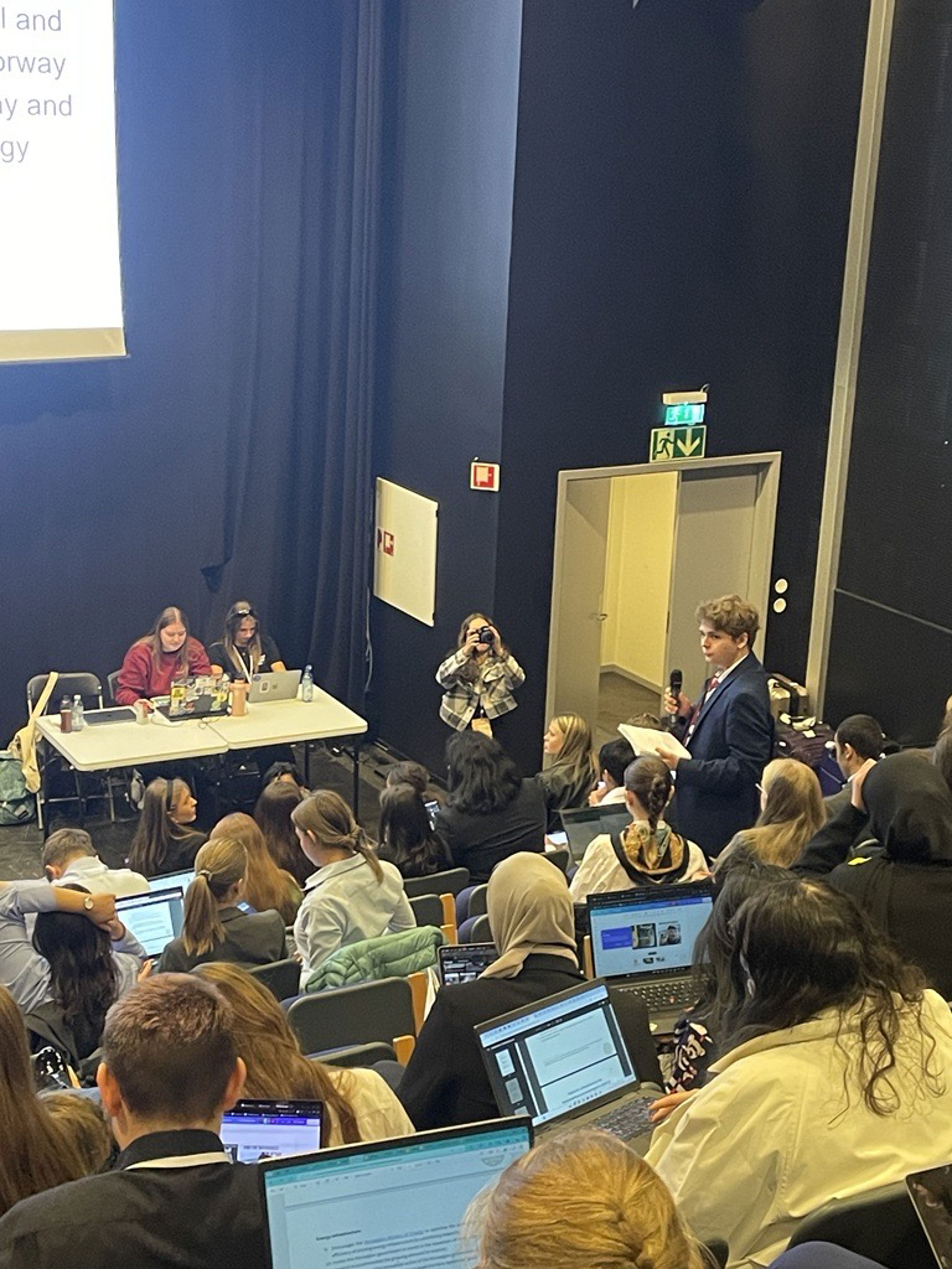 Foto: Marianne Glad Leversund en gruppe personer i et rom