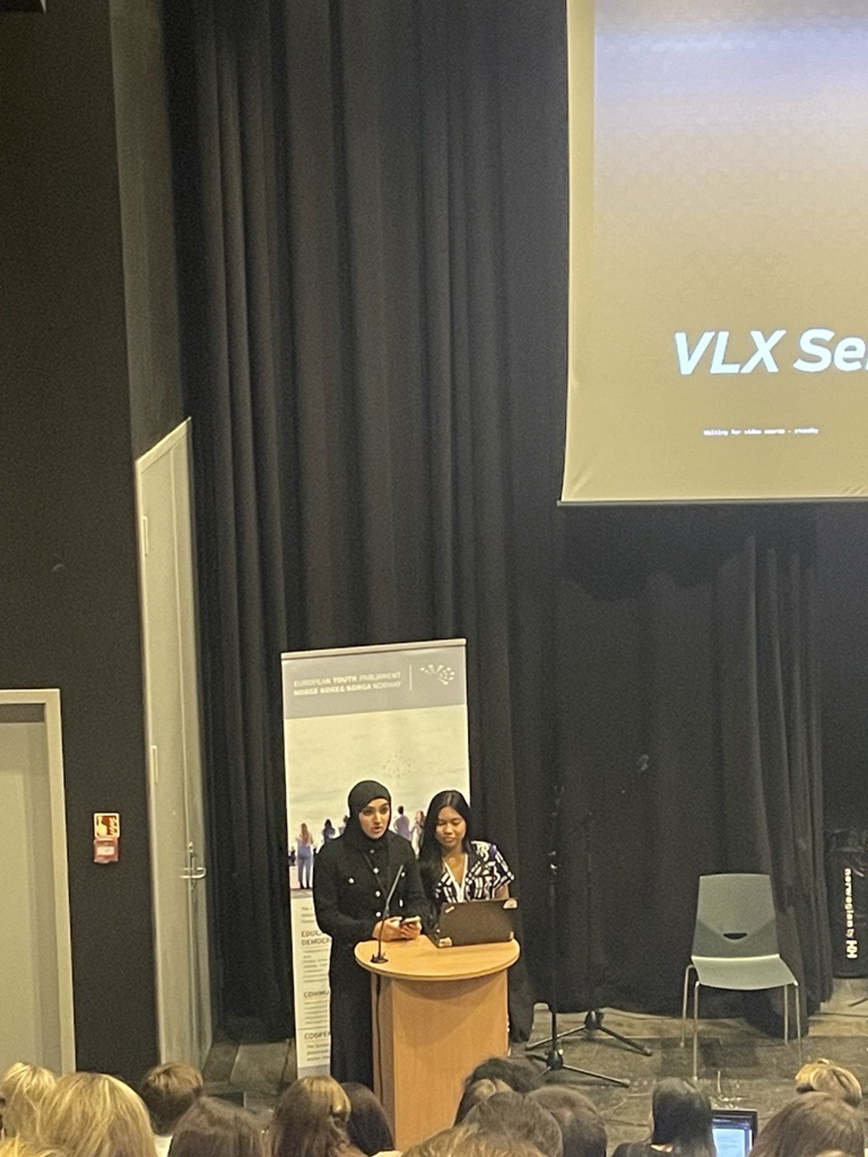 Foto: Marianne Glad Leversund en person og person på et podium