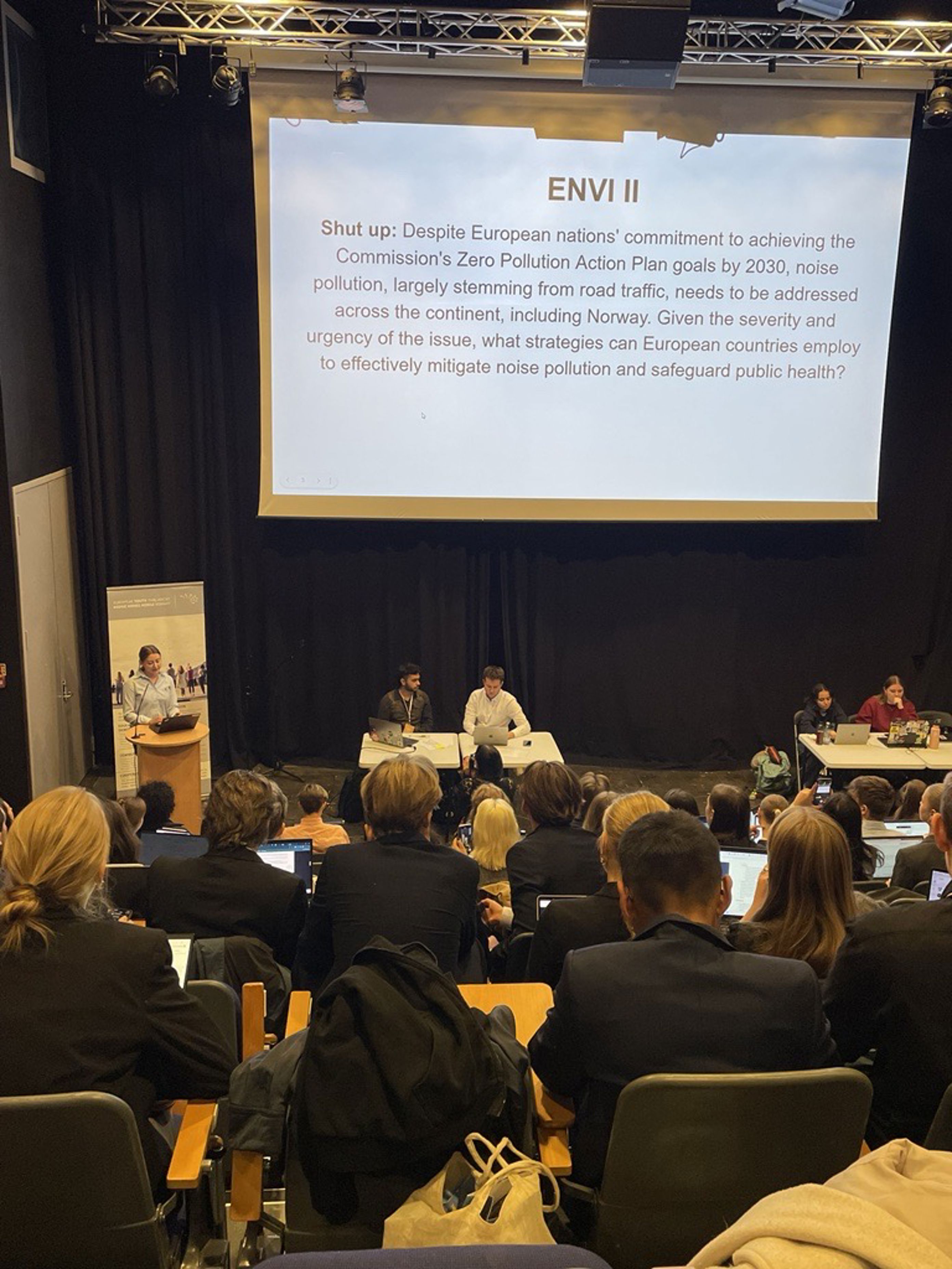 Foto: Marianne Glad Leversund en gruppe personer i et rom