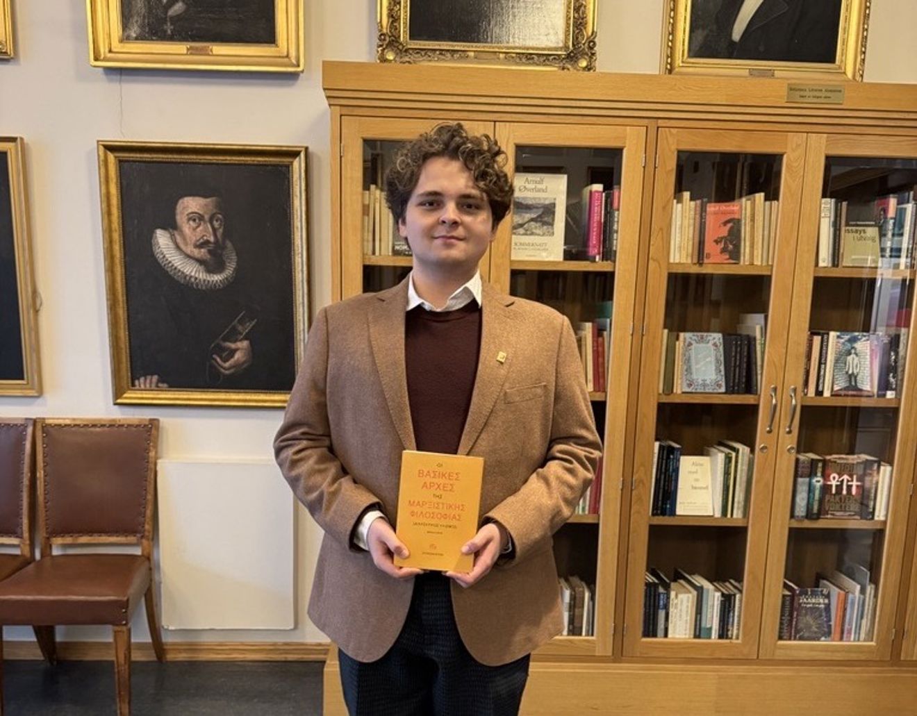 en person som holder en bok