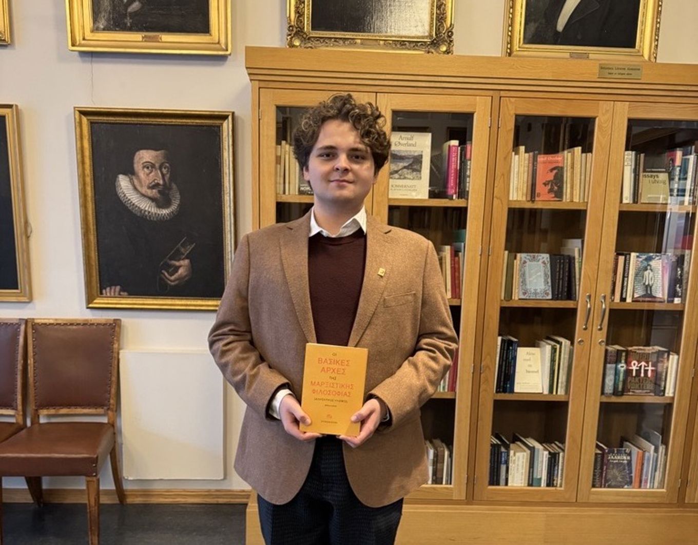 en person som holder en bok