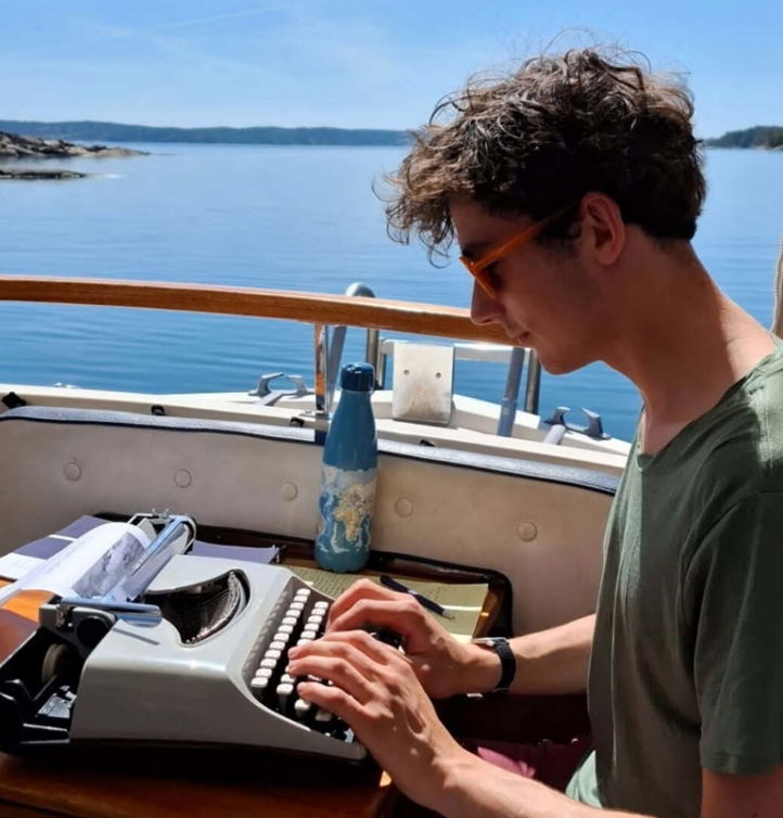 en person på en båt