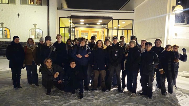 en gruppe mennesker som poserer for et bilde