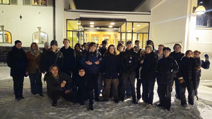 en gruppe mennesker som poserer for et bilde