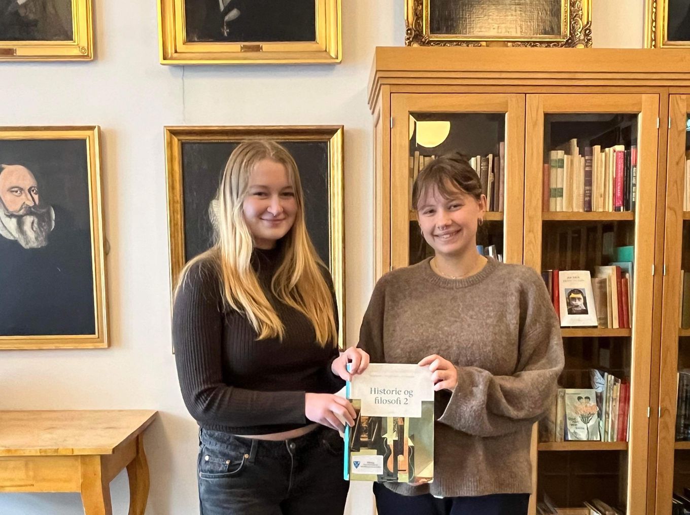 en person og person som holder en bok