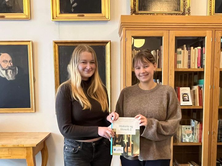 en person og person som holder en bok