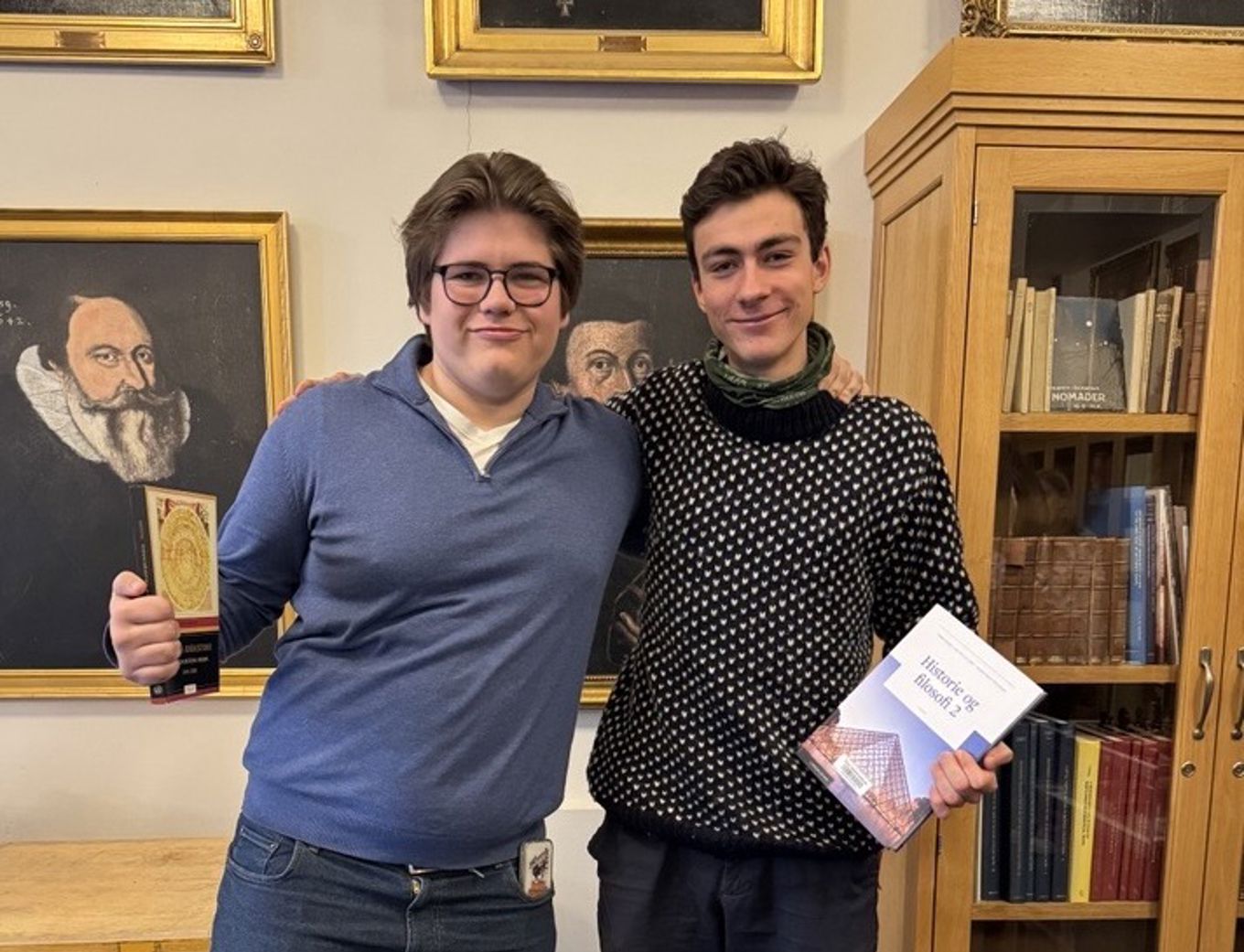 Foto: Erlend Fugleberg Bruaset en person og person som holder bøker
