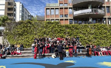 en gruppe mennesker som står på en gate foran en bygning
