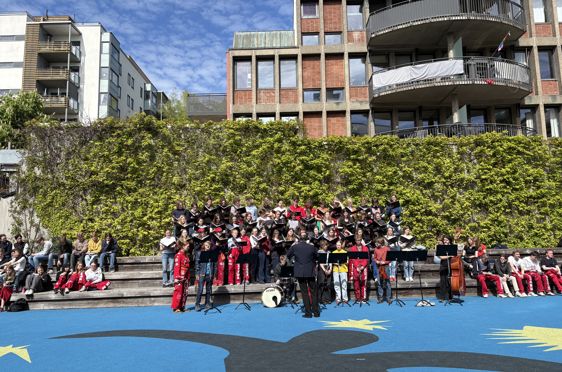en gruppe mennesker som står på en gate foran en bygning