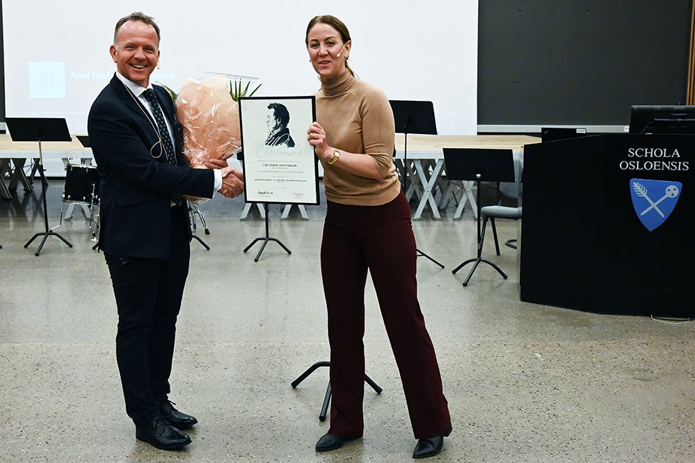 Kunnskapsminister Tonje Brenna (Ap) delte ut Holmboeprisen i en seremoni på Oslo Katedralskole mandag 23. mai til Tor Espen Kristensen. Han er lærer på Stord vidaregåande skule.