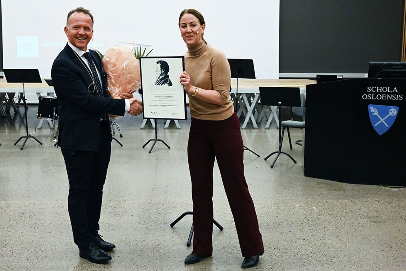 Kunnskapsminister Tonje Brenna (Ap) delte ut Holmboeprisen i en seremoni på Oslo Katedralskole mandag 23. mai til Tor Espen Kristensen. Han er lærer på Stord vidaregåande skule.